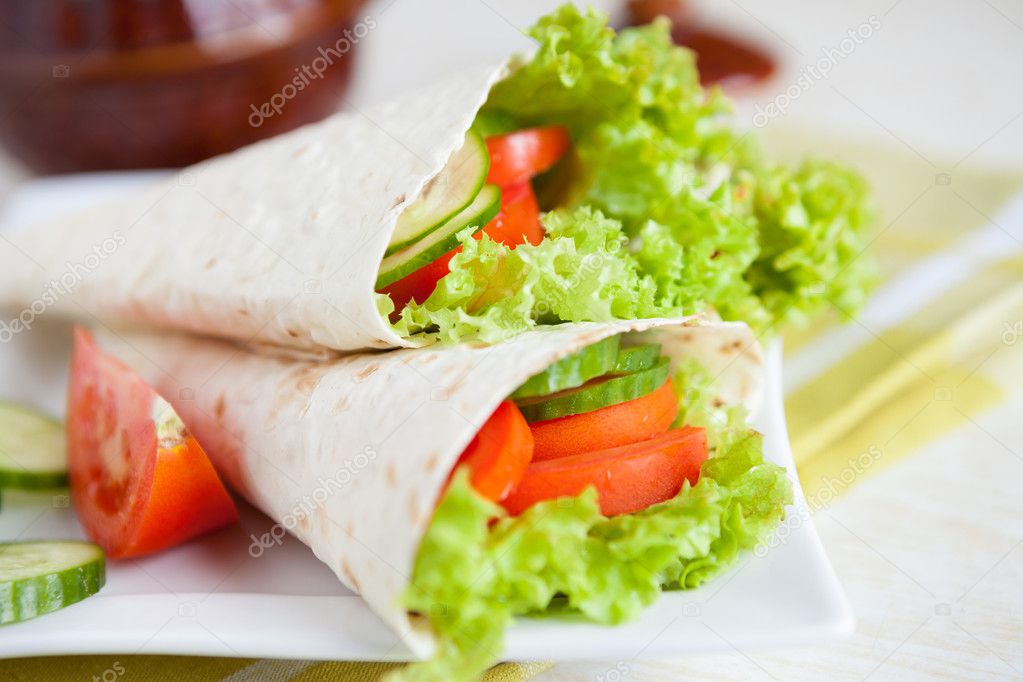 thin pita bread with lettuce and tomato