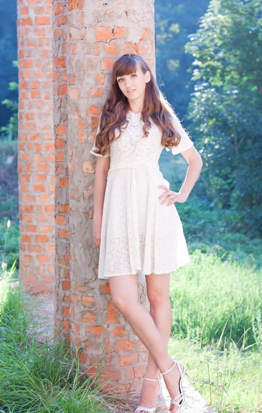 Pretty girl near the columns in the early morning — Stock Photo, Image