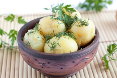 otlar bir seramik kase patates