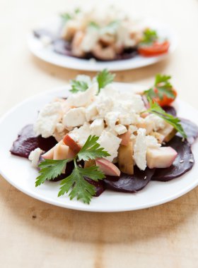 İki tabak pişmiş pancar salatası