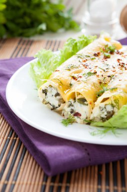 ricotta ve ıspanak üzerinde beyaz tabak makarna