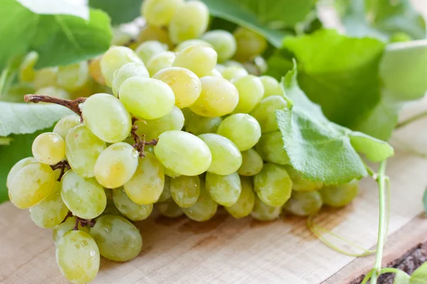 Grapes a close-up on the board — Stock Photo, Image