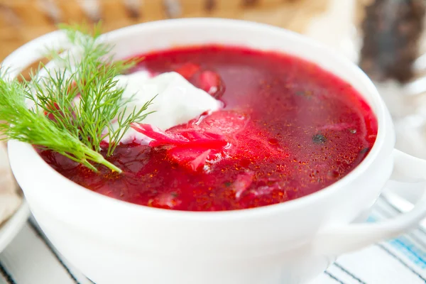 Borscht vermelho com endro e creme azedo — Fotografia de Stock