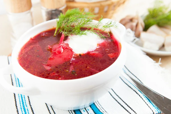 Red soup with sour cream in a white tureen — Stock Photo, Image