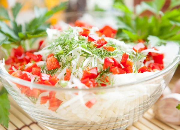 Kool salade met groene en rode peper — Stockfoto