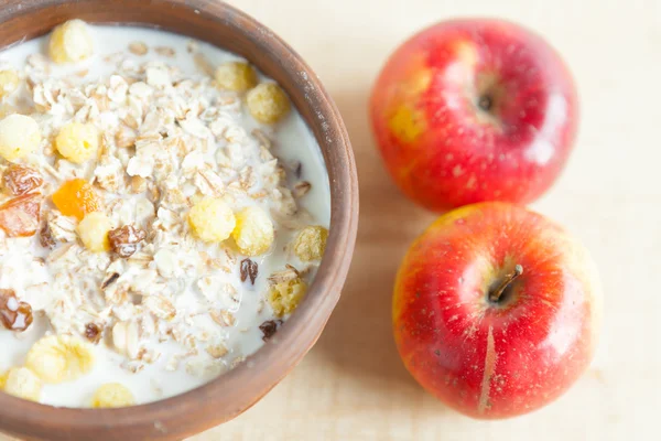 Healthy breakfast - muesli and apples — Stock Photo, Image