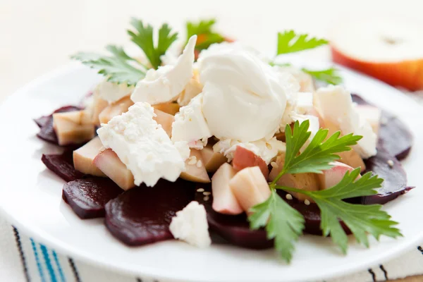 Salade van geroosterde pompoen en appels, plus cottage kaas — Stockfoto