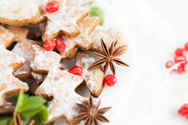 Biscotti sotto forma di alberi di Natale con zucchero a velo — Foto Stock