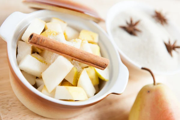 Sliced ​​pears and cinnamon in a saucepan — Stock Photo, Image