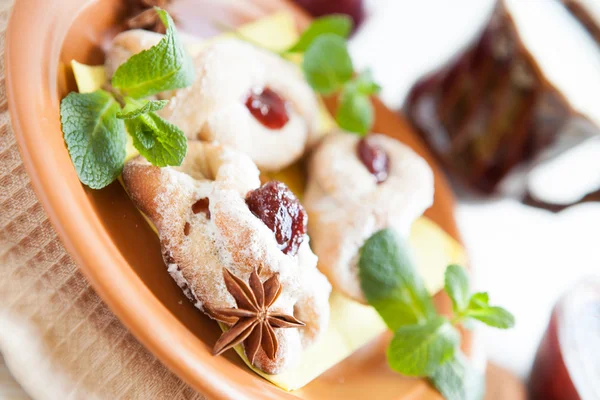 Pastelería casera con mermelada de fresa y taza de leche — Foto de Stock