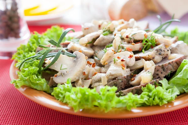 Juicy side dish - meat and mushrooms — Stockfoto