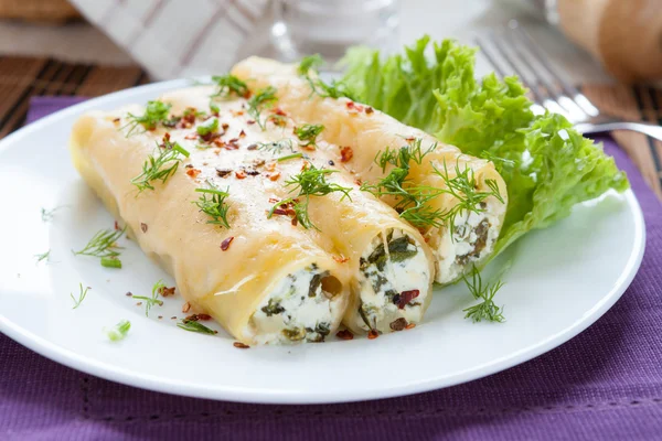 Italiaanse Canneloni gevuld met spinazie en kaas — Stockfoto