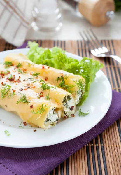 Cannelloni ripieni di spinaci e formaggio morbido — Foto Stock