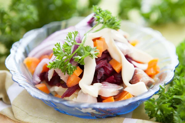 Aringhe in insalata con barbabietole e carote — Foto Stock