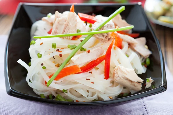 Rice noodles with peppers and tuna — Stock Photo, Image