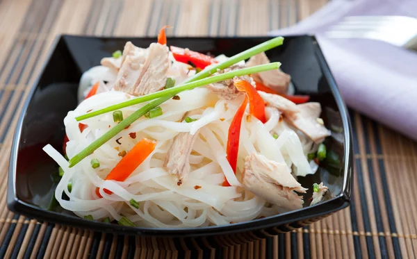 Rice noodles with red pepper and tuna — Stock Photo, Image