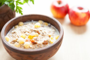 tahıl gevreği ile sıcak süt - hızlı bir kahvaltı