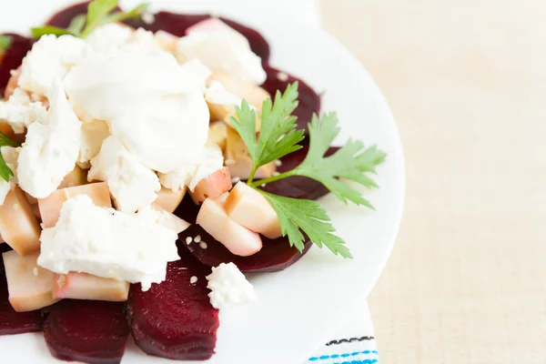 Deliciosa salada de beterraba em um prato branco — Fotografia de Stock
