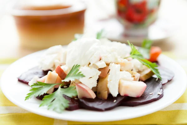 Plantaardige salade met geroosterde bieten — Stockfoto