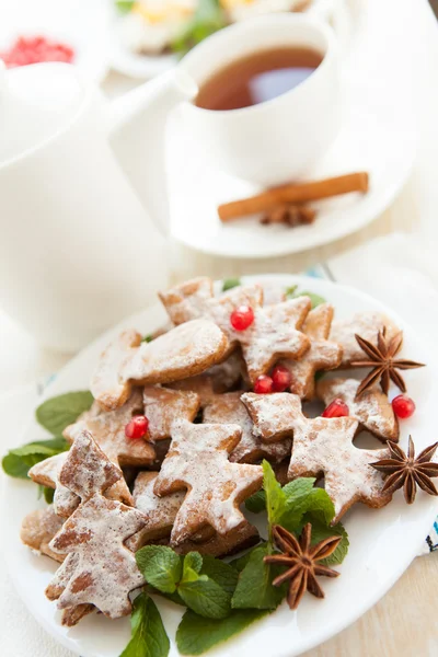 Plätzchen in Form von Weihnachtsbäumen und einer Tasse Tee — Stockfoto