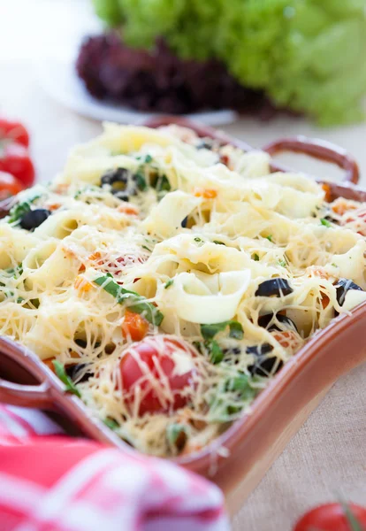 Fragrante pasta fatta in casa con spinaci e formaggio — Foto Stock