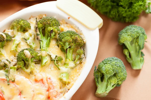 Brokkoli mit Parmesan gebacken — Stockfoto