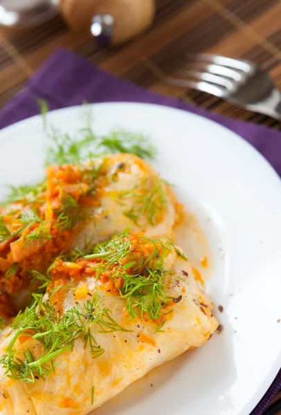 Repollo relleno con zanahorias y arroz —  Fotos de Stock