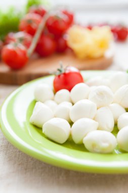 topları mozzarella peyniri ve domates