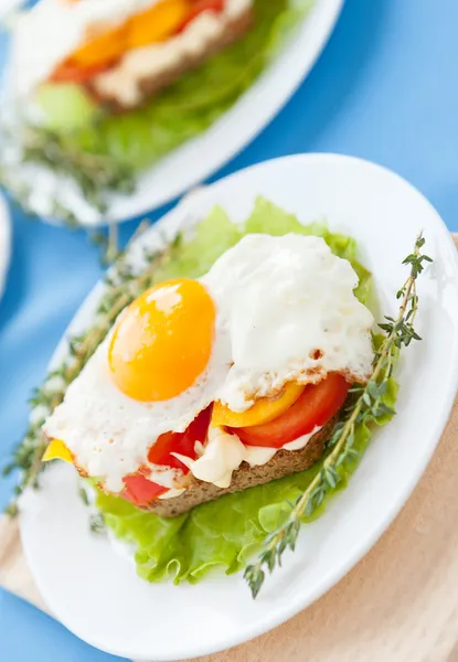 Café da manhã, ovos em legumes e pão — Fotografia de Stock