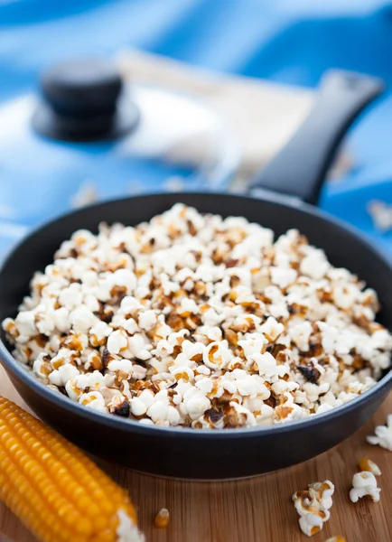 Raw maize and popcorn in a frying pan — Stock Photo, Image
