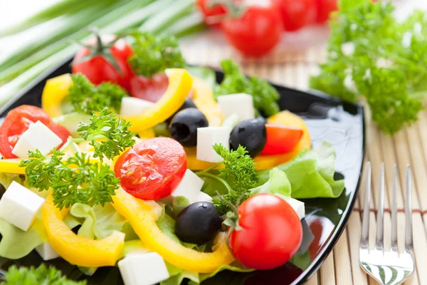 Salada vegetal fresca com feta em um vaso — Fotografia de Stock