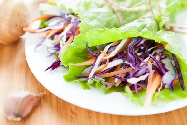 Свіжий овочевий салат у листках салату — стокове фото