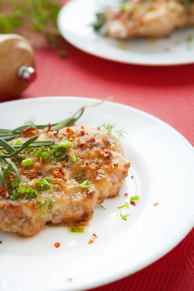 Goldenes Schnitzel mit grünen Zwiebeln — Stockfoto