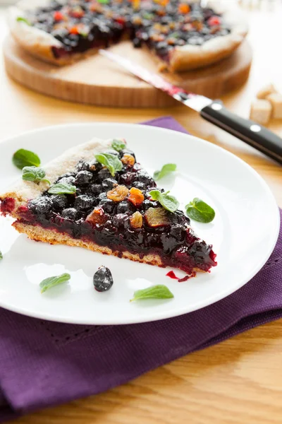 Delicious big piece of cake with berries — Stock Photo, Image