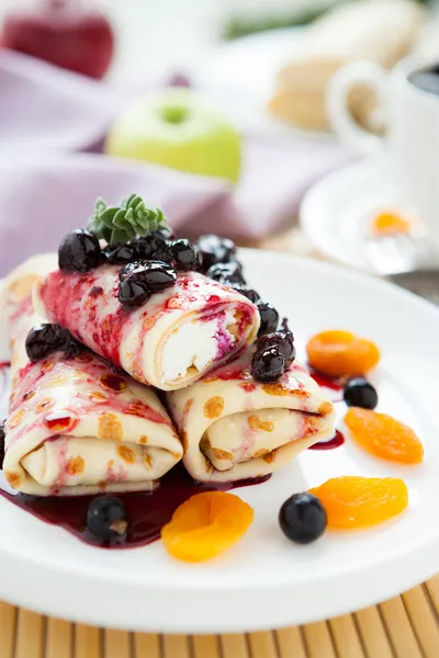 Pancakes with cottage cheese in the middle and berry jam — Stock Photo, Image