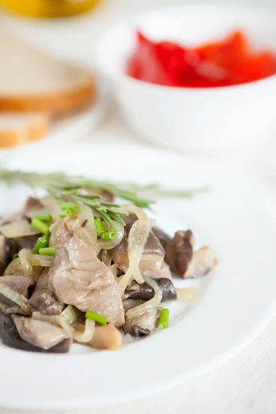 Oyster mushrooms cooked with onion — Stock Photo, Image