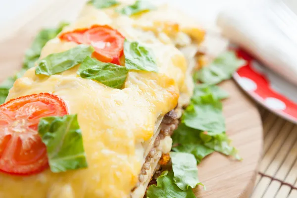 Lasagne aux légumes avec tomate sur le dessus — Photo