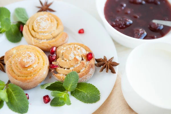 Biscotti allo zucchero in miniatura con marmellata e latte — Foto Stock