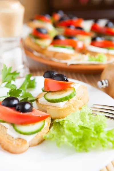 Canapé con aceitunas y queso — Foto de Stock