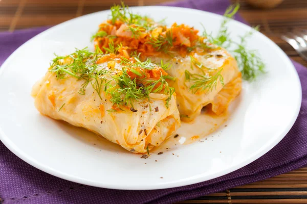 Rollos de col con arroz, salsa de tomate —  Fotos de Stock