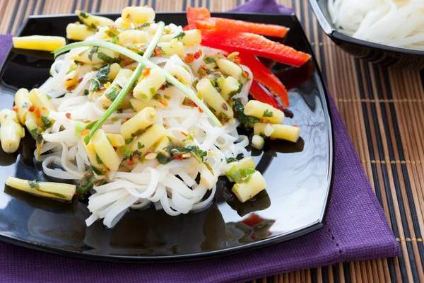 Noodles with green beans and sweet peppers — Stock Photo, Image