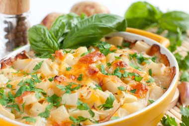 pişmiş patates kahverengi kabuğu ile