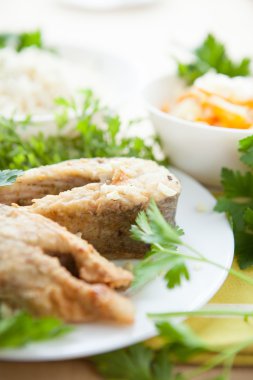 kızarmış balık ve sebze arka planda fileto