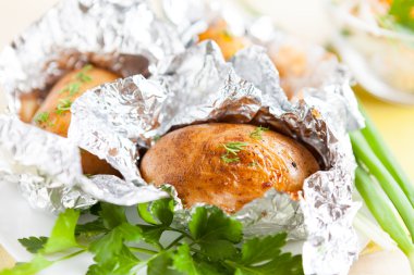 kahverengi patates pişmiş folyo