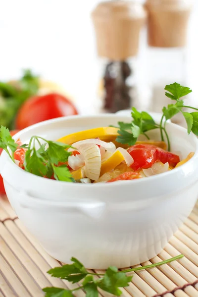 Sopa de verduras apetitosa en tazón blanco —  Fotos de Stock