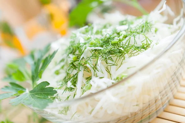 Crispy cabbage salad in a glass bowl — Stock Photo, Image