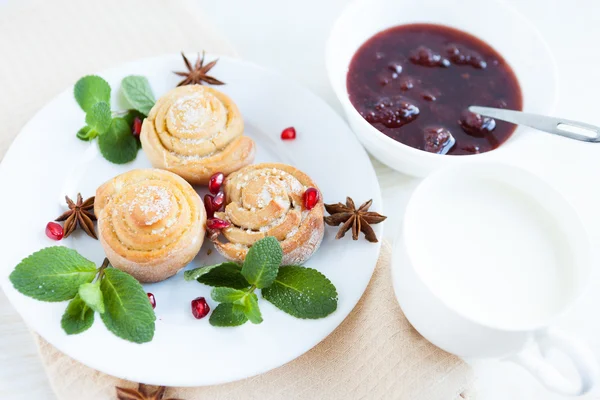 Buns, milk and jam - sweet breakfast — Stock Photo, Image