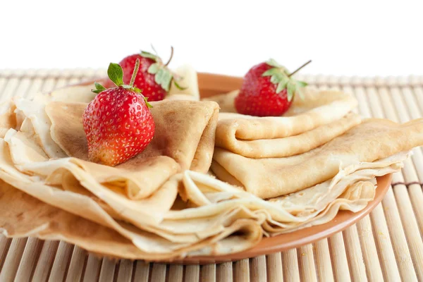 Warme pannenkoeken met aardbeien op de top — Stockfoto