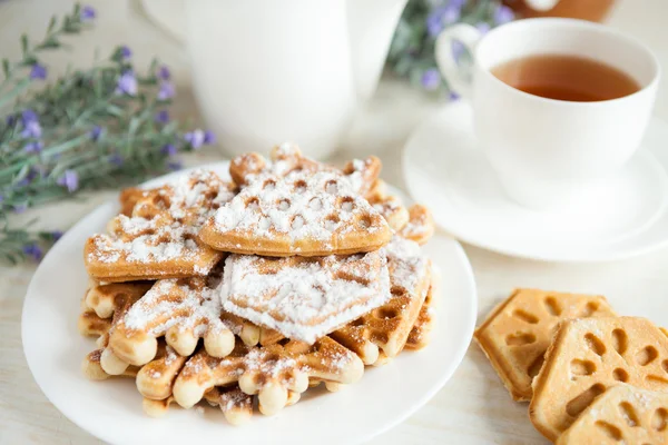 Galletas ruddy y una taza de té, primer plano — Foto de Stock