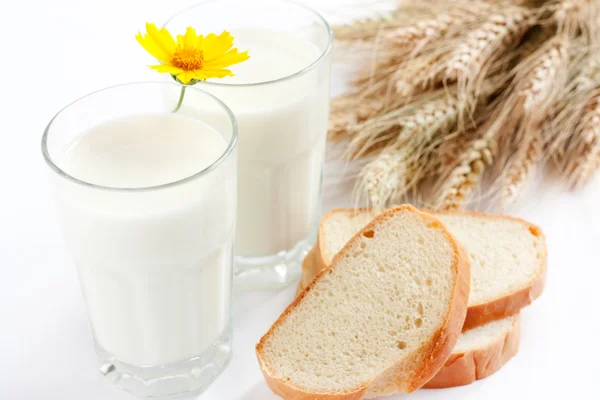 Dos tazas de leche y un pedazo de pan — Foto de Stock